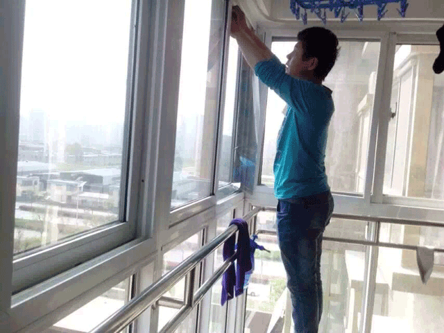 煙臺(tái)開(kāi)發(fā)區(qū)華明星海灣隔熱膜貼膜現(xiàn)場(chǎng)