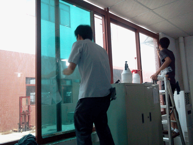 ?煙臺(tái)新天地服裝辦公室貼膜