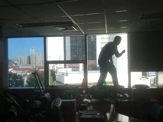 煙臺(tái)開(kāi)發(fā)區(qū)某銀行磨砂膜貼膜現(xiàn)場(chǎng)